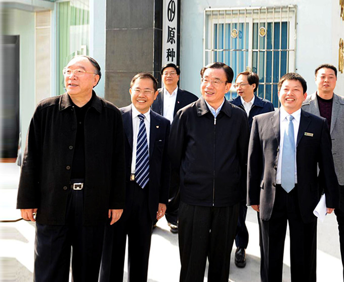 時(shí)任中共中央政治局常委紀(jì)委書(shū)記賀國(guó)強(qiáng)、重慶市市長(zhǎng)黃奇帆等領(lǐng)導(dǎo)視察重慶69